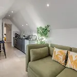 1 Bedroom Penthouse Apartment - Shoreditch, London By The Perfect Stay