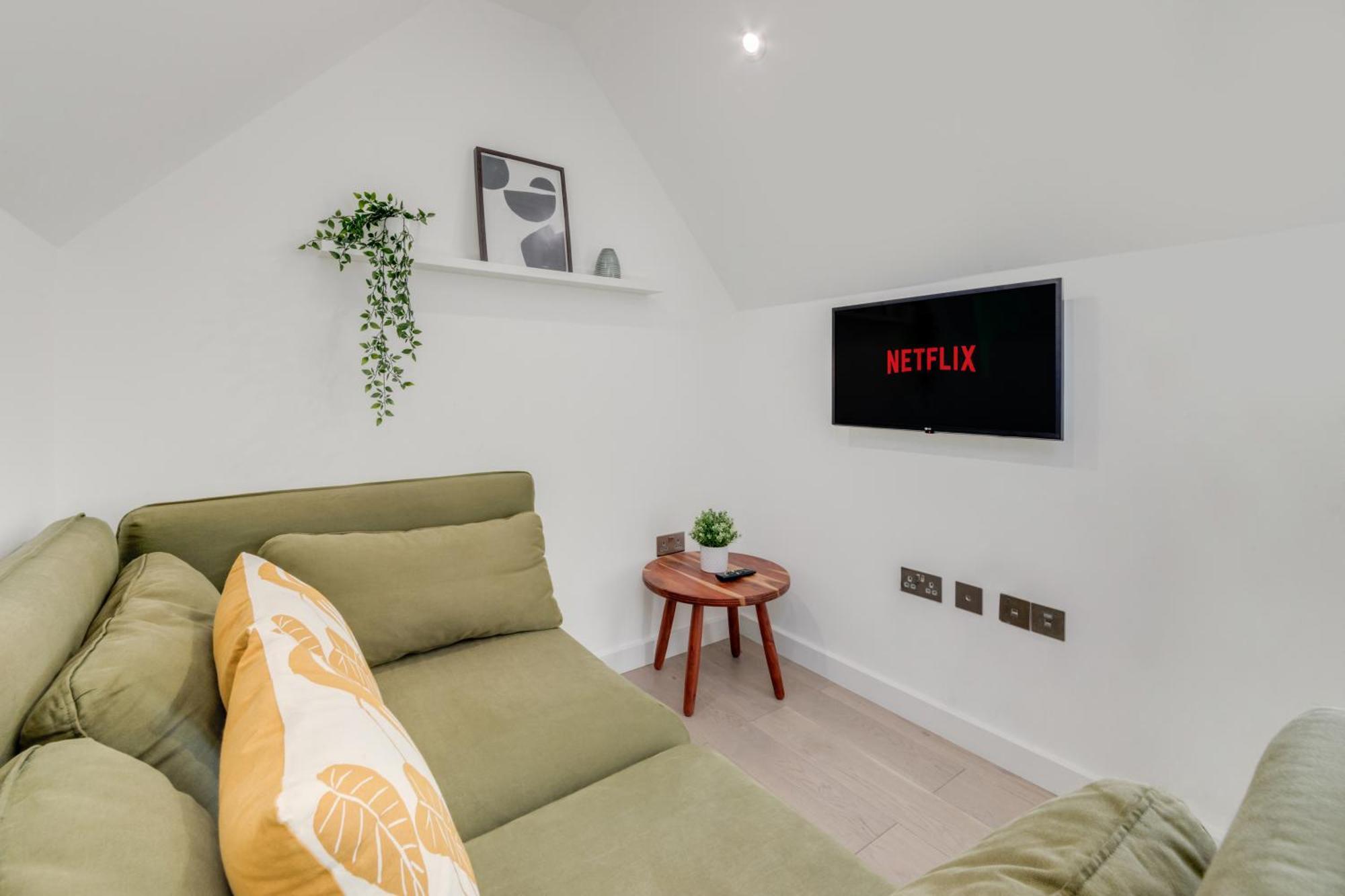 1 Bedroom Penthouse - Shoreditch, By The Perfect Apartment